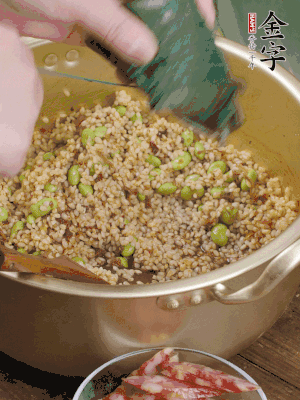 再附一張粽子，一齊向后折疊，線繩捆綁。
