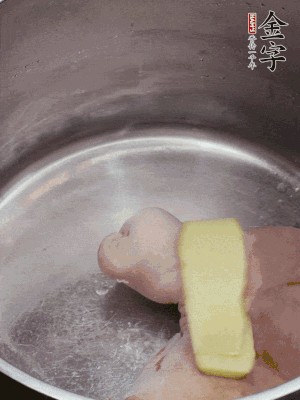 撈出洗凈后，加蔥姜、黃酒二遍焯水。