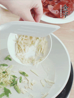 油4成熱，下蔥姜蒜、干辣椒、花椒煸出香味。