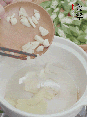 砂煲熱油，姜蒜、辣椒煸香。