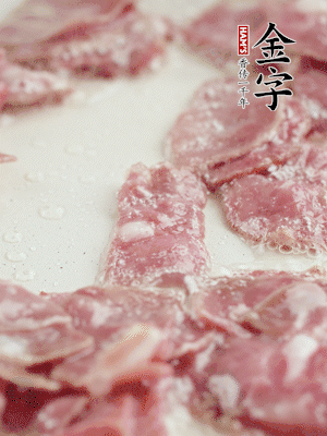 炒鍋熱油，下培根火腿煸炒。