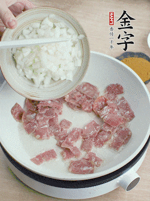依次下洋蔥、紅菜椒、豌豆粒、玉米粒翻炒均勻。