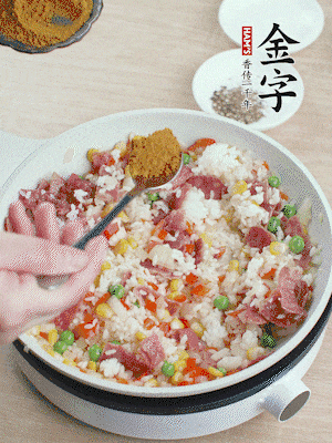1勺咖喱粉、1/2勺鹽，少許黑胡椒碎炒均。