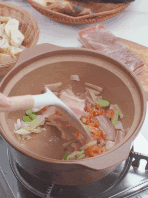 砂鍋中倒入油，放入姜片、蔥段、咸肉、海米炒出香味。