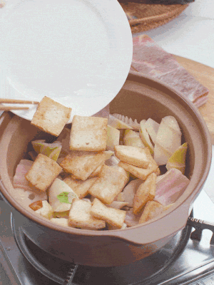 依次下春筍、豆腐，開水沒過食材。