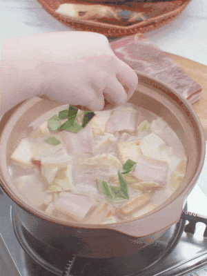 一小撮鹽、糖、雞精調(diào)味，最后撒點蒜葉點綴。