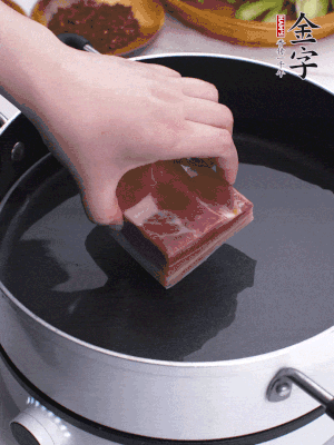 金字淡咸肉冷水入鍋煮15分鐘。