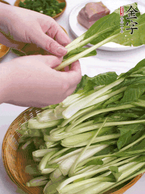 小青菜掰成一片片。