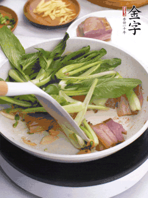 下小青菜翻炒，菜梆子變軟時(shí)，撒一點(diǎn)鹽、雞精調(diào)味。