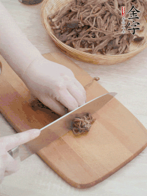 干茶樹菇浸泡過夜，去老根焯水，擠干水份。
