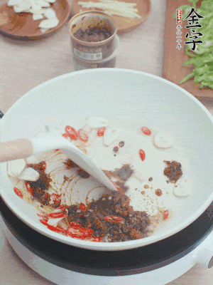 熱鍋涼油，姜蒜、辣椒、金字火腿xo醬炒香。