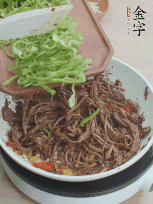 水分煸干，下青椒絲快炒1分鐘。