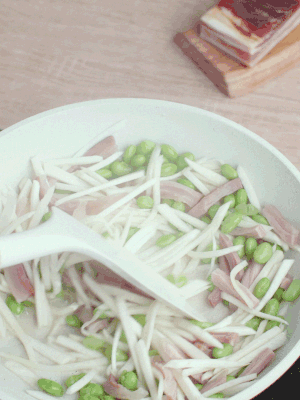下茭白絲、青豆翻炒。