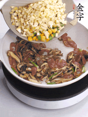 鍋里熱油，爆香蔥白，下香腸片炒至微微出油，加時(shí)蔬粒、香菇粒、春筍粒翻炒均勻。