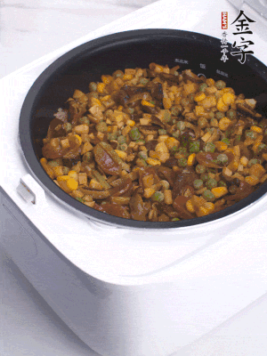 電飯煲按煮飯鍵，出鍋撒蔥花。