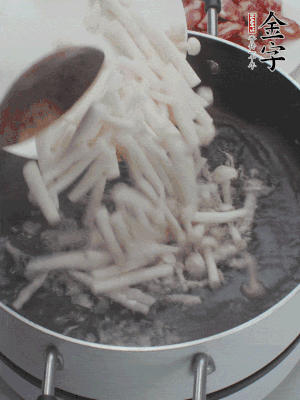 白玉菇改刀焯水30秒。