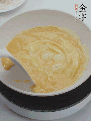 2個(gè)雞蛋炒散。