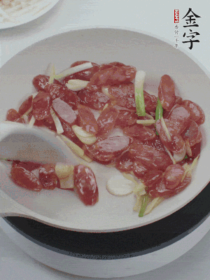 熱鍋爆香姜蒜片，下香腸炒出香味。
