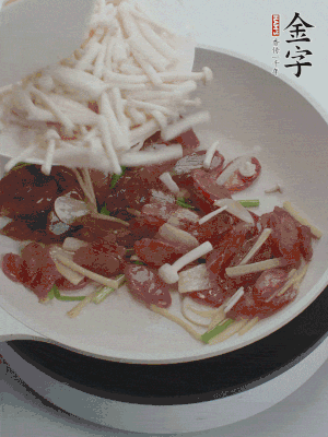 放白玉菇、青紅辣椒、雞蛋。