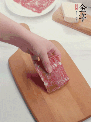 金字培根火腿改刀切小片；白洋蔥切??；新鮮豌豆剝殼。