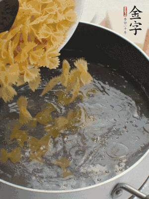 蝴蝶面加橄欖油煮熟；豌豆焯水30秒。