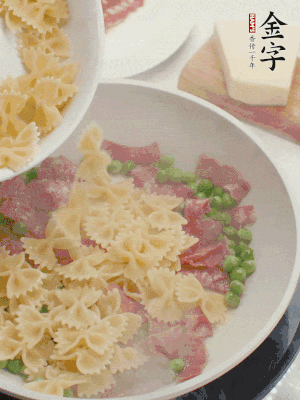1小勺鹽調(diào)味，混合一起燉煮一下。