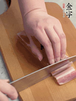 百合切去頭尾，分開洗凈;咸肉切薄片。
