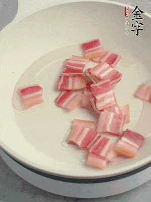 鍋中少許油，金字淡咸肉煸香。