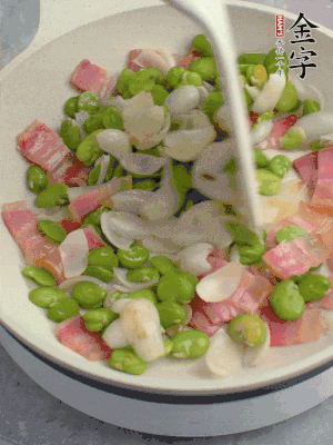 放蠶豆豆瓣、百合炒勻。