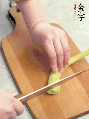 蔥切段，姜切絲，辣椒斜切成塊。