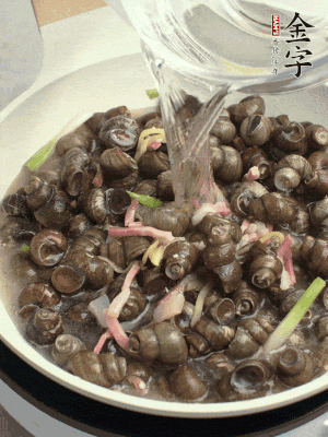 倒處理干凈的螺螄翻炒，加3勺料酒。加清水蓋過(guò)螺螄，中火蓋蓋煮5分鐘。