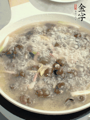 放辣椒，加一點(diǎn)鹽、糖，大火翻炒。