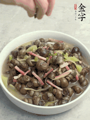 出鍋，撒點(diǎn)蔥花。
