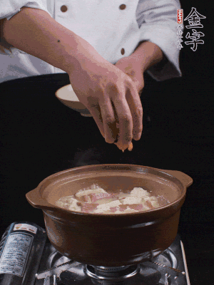 下蝦仁干，煮5分鐘。撒蒜葉，煮1分鐘。
