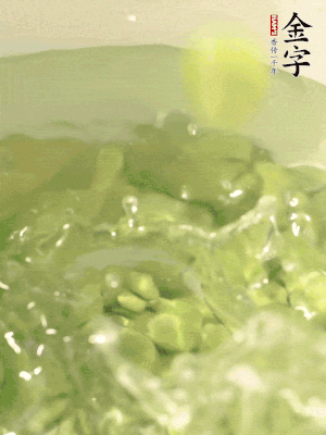 新鮮蠶豆熱水焯水30秒，然后浸入涼水。