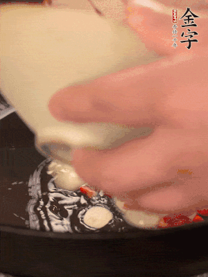 豬油潤(rùn)鍋，下辣椒、大蒜、火腿片煸香。