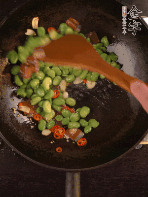 再下蠶豆煸炒，加1勺料酒調(diào)味。