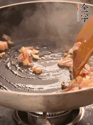 熱油爆香大蒜粒，煸香咸肉丁，淋一勺黃酒調味。