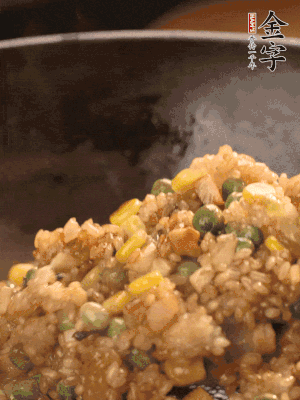 再下糯米，1勺蠔油、2勺生抽調(diào)味翻炒均勻。