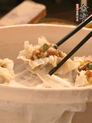包好的燒賣放在蒸籠上，水開(kāi)后蒸8分鐘左右。