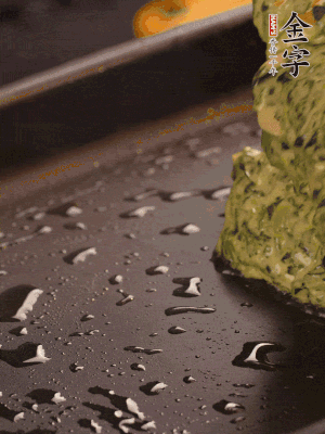熱鍋擦一下油，下面糊攤平。