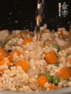 把食材轉(zhuǎn)移到電飯鍋中，倒入點(diǎn)清水，正常煮飯。