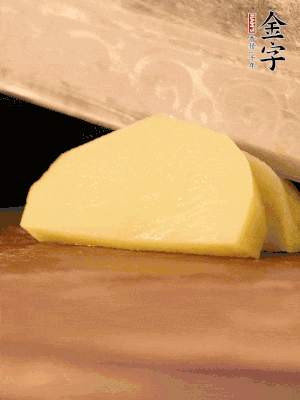 土豆去皮切丁。水開后，放入鍋中煮2-3分鐘，撈出瀝干水分。