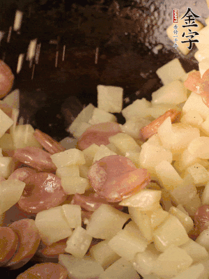 再放烤腸片煎熟。撒點鹽、孜然粉、辣椒面。