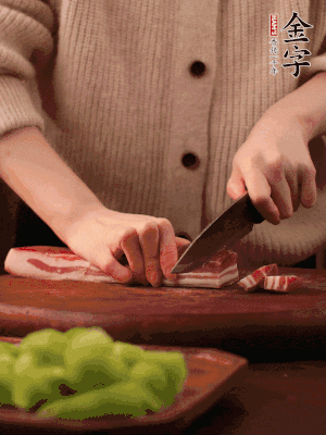 金字淡咸肉切片，冷水入鍋，加姜片、料酒略焯水。同步，五花肉切塊焯水。