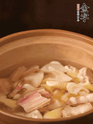 春筍、咸肉、咸肉一起入砂鍋，加姜片、料酒、清水大火煮沸到湯色變白。轉(zhuǎn)小火慢篤半小時(shí)。