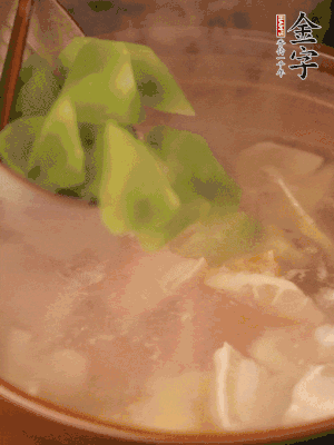 再加入焯水過(guò)的百葉結(jié)、萵筍塊燉15-20分鐘。
