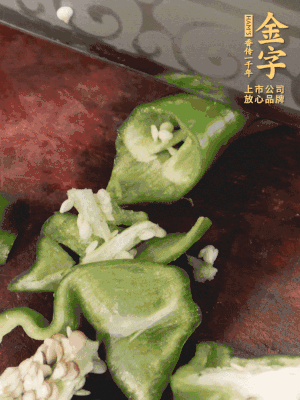 辣椒洗凈斜切成段，蒜切片。