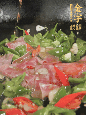 再下蒸炒火腿煸炒，加少許白糖提鮮。