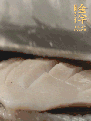 鮑魚(yú)用勺子撬出來(lái)，去掉內(nèi)臟和牙齒，加面粉、白醋、鹽、啤酒抓一下，清水洗凈，切花刀。